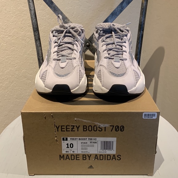 Men’s Barely Worn Adidas Yeezy Boost 700v2 Static size 10 with box - Picture 2 of 8
